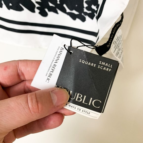Banana Republic small square scarf black white - Picture 2 of 8